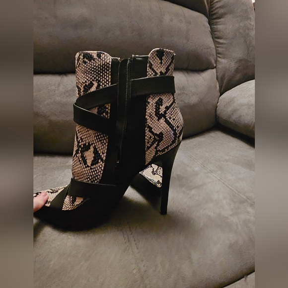 EVERYTHING MUST GO! NWOT / ShoeDazzle Sexy Tan & Black Snakeskin Booties / Sz 9 - Picture 2 of 10